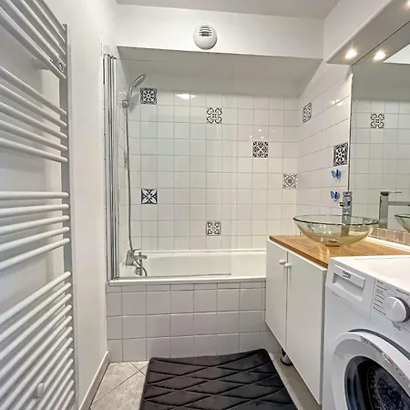 Pieds Dans L'eau, Moderne Et Equipe - Rez-de-chaussee - Fr-1-646-25